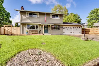 Image de Large, updated 3 bedroom house, with amazing patio and yard!