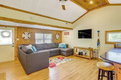 Image de Waterfront Port Clinton Cottage w/ Fire Pit!