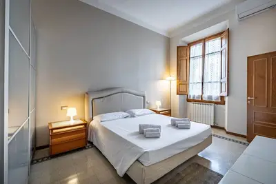 Image de YiD elegant near tramway