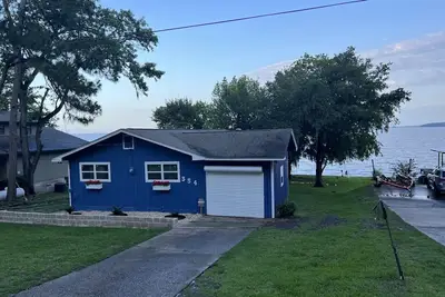 Image de Lakefront cozy cabin, fully remodeled! Unforgettable place!