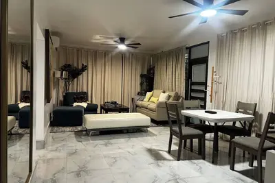 Image de Away, Still Home! 4 Bedrooms 8 beds! All comfort