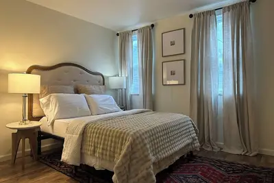 Image de 🌟🎨Cozy Art Home in Fox Chapel area by restaurants, bars, shops & hospital!