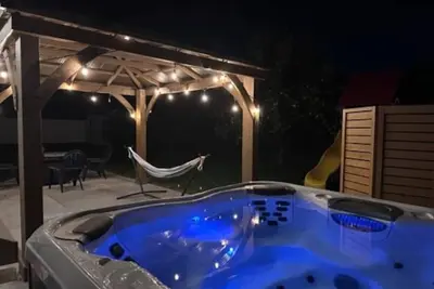 Image de Luxe Hot Tub Haven | Free Massage | Ev Charger | Hot Tub