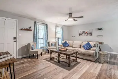 Image de Remodeled N. Jackson Home w/ Shuffleboard, sleeps 6