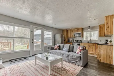 Riverbend Cabin Hot Tub, River Front Dog Friendly