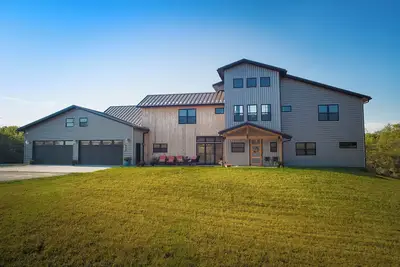Image de 7-Bedroom: Hoops, Pickleball, Movies, Books & Games!