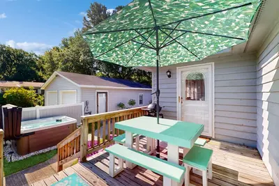 Image de Quiet house close to the beach w/private hot tub, dog-friendly yard, game room