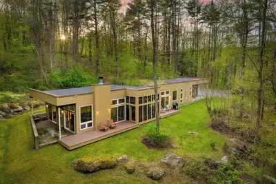 Image de Woodland Zen by AvantStay | Modern Design + Patio