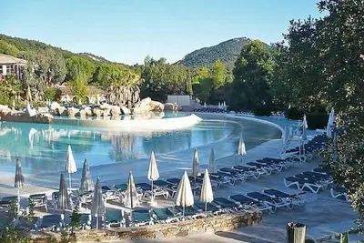 Image de Golfe St Tropez. T3 rénové climatisé. Wifi. Situé en accès direct des piscines.