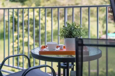 Image de Seaside Serenity: 1-Br with Enchanting Green Views