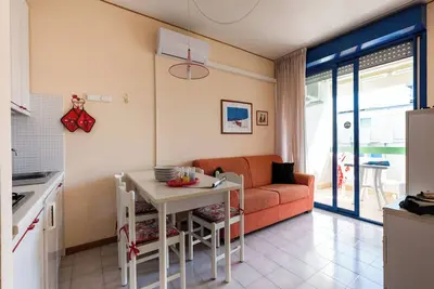 Image de Appartement confortable avec balcon avec vue latérale sur la mer
