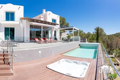 Image de Villa de style Ibiza avec piscine et jacuzzi privés et vue apaisante à 15 minutes de Sitges