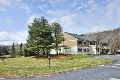 Image de 1st floor, Fp, mtn & pond view, deck, pool, pet-friendly. F1663 by Lrs