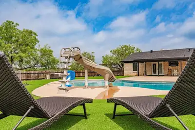 Image de ☀️Your Perfect Family Retreat! 5br Home w/ Private Pool and Great Yard!