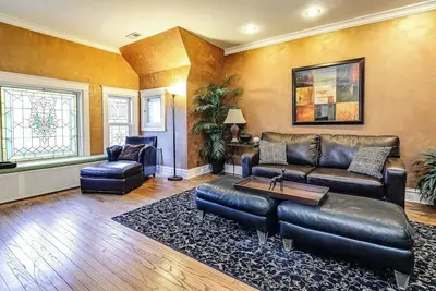 Image de Historic and Unique Brownstone in Gold Coast - 3