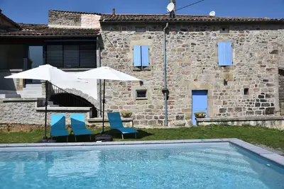 Image de \"la Maison Bleue du Plot\": Maison en Pierre Avec Piscine et Terrain de Pétanque