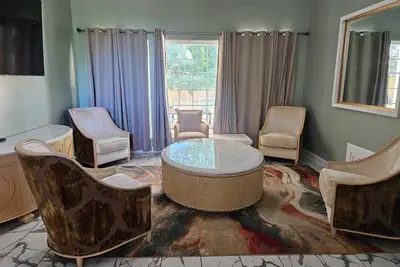 Image de Remodeled 7 Bedrooms in Westwood Neighborhood