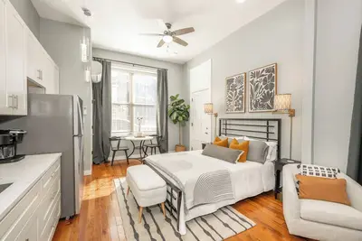 Findlay Market Suite 1 – Chic Studio for 2! Walk to Market & Dining