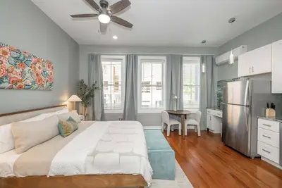 Findlay Market Suite 2 – Stylish Studio for 2 Perfect for a Couple’s Retreat!