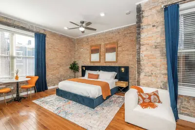 Findlay Market Suite 3 – Posh Studio for 2 in Popular Over-the-Rhine!