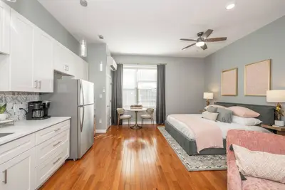Findlay Market Suite 5 – Charming Studio for 2 in Over-the-Rhine! Walk to Dining