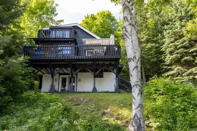 Image de All season Cottage with 3 decks + sun room