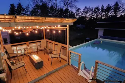 Image de Lake house with Heated Pool. Minutes to Prime Fishing!