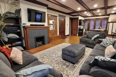 Image de A verycharming  place with new appliances and furnishings. Cozy and posh!