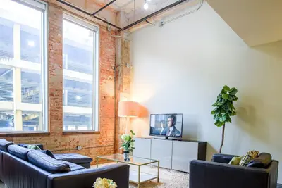 Image de 2 Br & 2 Bath | Downtown | Free Valet Parking | 1