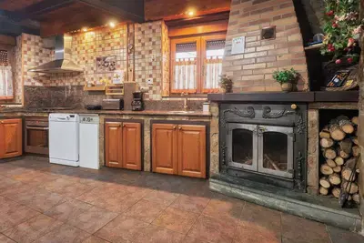 Image de Maison de vacances 'Casa Rural Abuelo Jose' avec vue montagne, piscine privée et Wi-Fi
