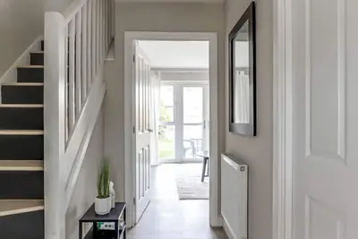 Image de Modern spacious house near town w/large private garden