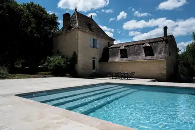 Image de Les Hauts de Couze, vieilles pierres, pleine nature