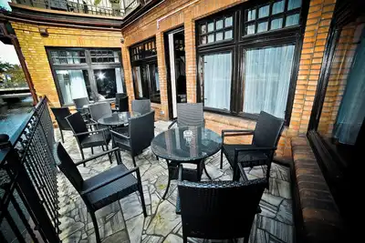 Image de Dorms, private rooms, a communal kitchen, common areas to meet fellow travelers.