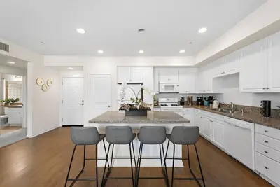 Lux Apartment Within Walking Steps To Spectrum