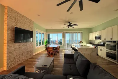 Image de 6 Bd, 6 Bth, 2 living rms, huge kitchen, private pool & hot tub, rooftop deck! ! !