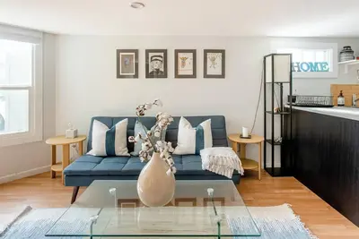 Image de Sun Filled Apartment with Separate Entrance