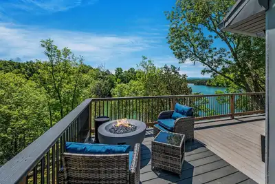 Image de Sleeps 18+! Includes Complementary Boat Rental! Stunning lake & mountain views!