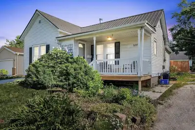Adorable Cottage in small town of Marion. Just a few blocks from Uptown