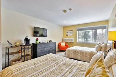 Image de Skiers Suite Annex: Renovated Studio on the Bus Route. Discounted Ski Rentals.