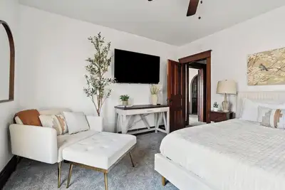 Image de The Mediterranean Oasis, A Perfect Comfort Haven - Entire Upper Unit of Duplex