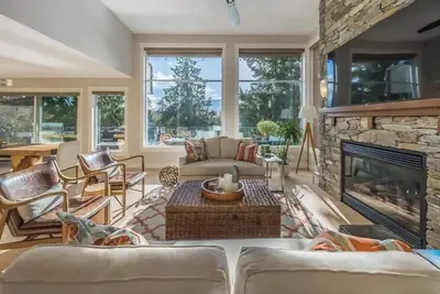 Image de Stunning 3 Bedroom Lakefront Villa in the City