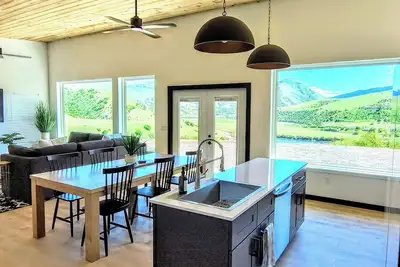 Image de New, modern home in White Bird, with Salmon River views