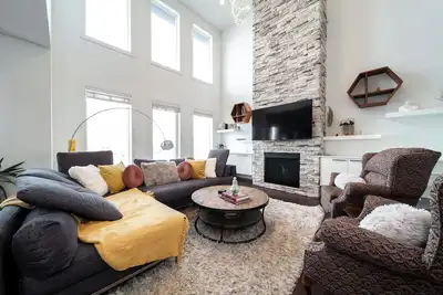Image de New Luxurious Lakefront 5 bdrm 4 bath house in St. Albert hot tub, fireplaces! ! !