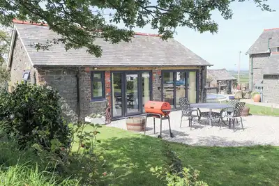 Ael-Y-Bryn, pet friendly, with a garden in Tudweiliog
