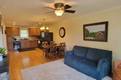 Image de 5 Minutes to Downtown Nauvoo - Great Spot for Young Families - Some Stairs