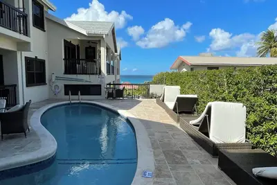 Image de Nestled in the heart of Fitts Village, Zinnia becons with the promise of a costal getaway