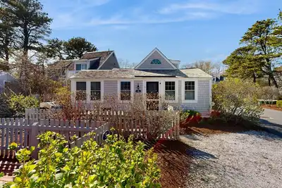 Image de Elegant coastal cottage with a full kitchen & patio - steps from private beach