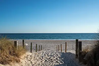 Image de Cosy, fully-renovated apartment with ocean views and 1-minute walk to the beach