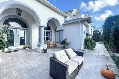 Image de Barrier island water front luxury villa w dock near beaches and Disney Orlando