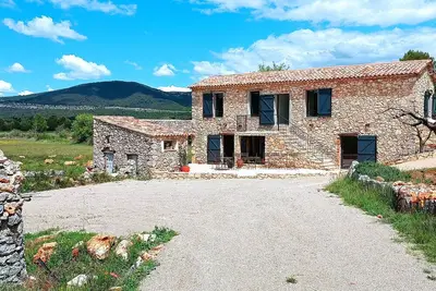 Image de Bergerie en Pierre Dans la Campagne Provençale